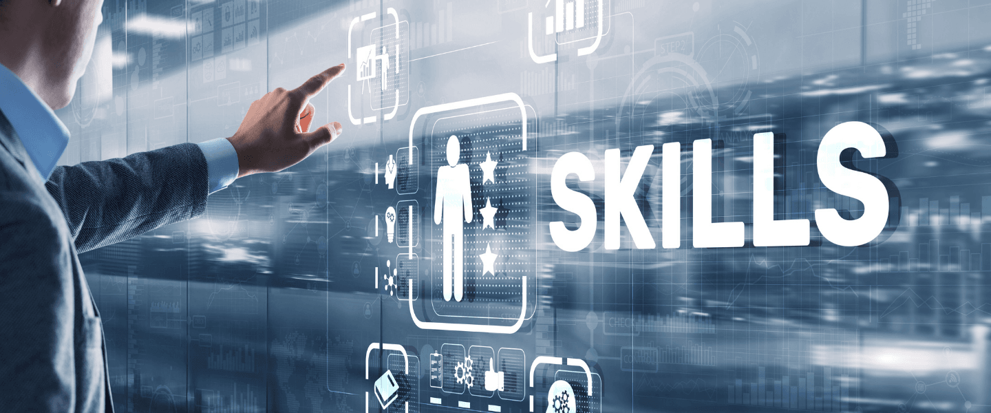 Ein digitales Bild, auf dem das Wort "SKILLS" geschrieben steht. Ein Mann im Anzug zeigt mit dem Finger darauf.