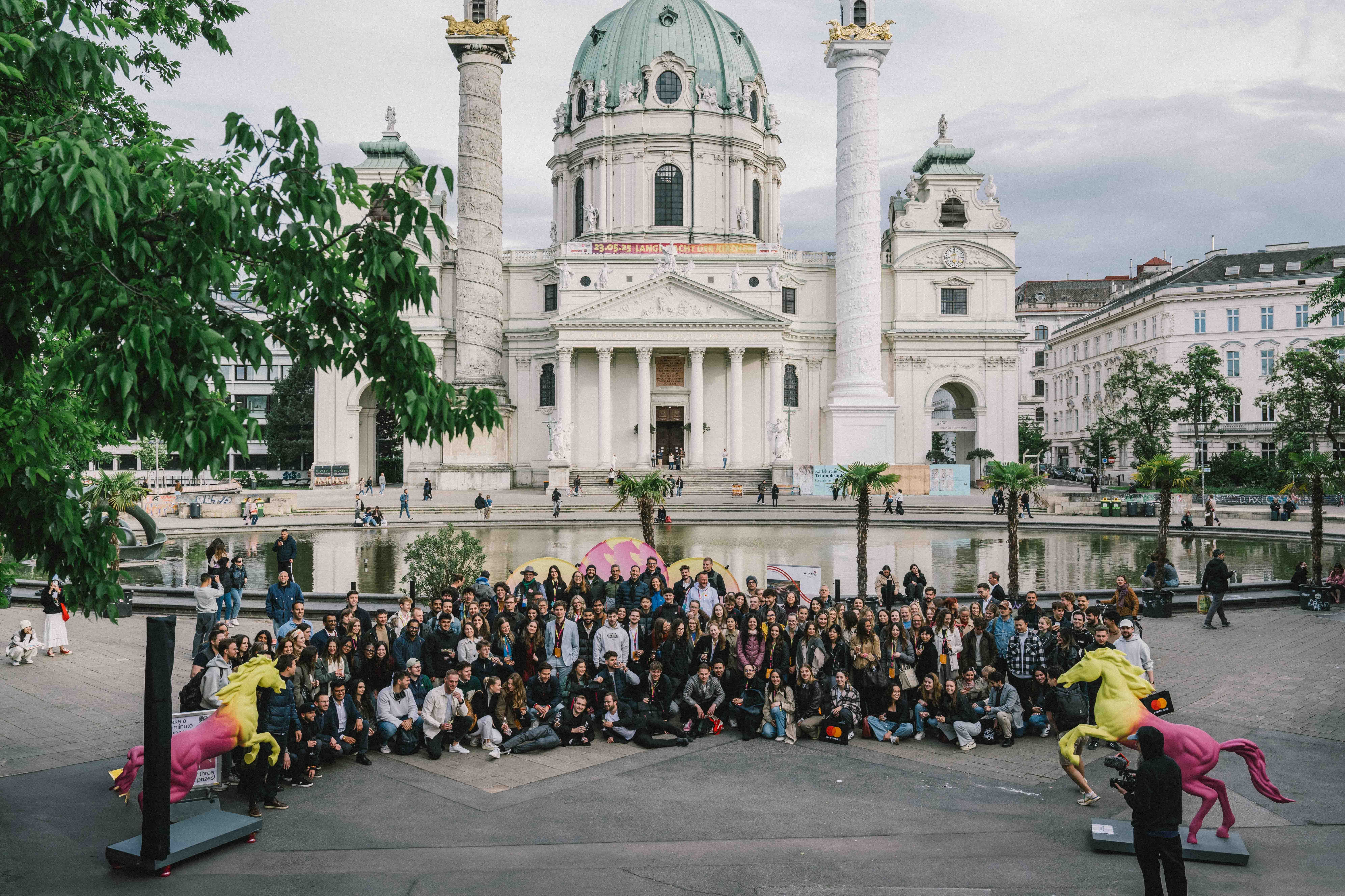 Gruppenfoto vor der Karlskirche