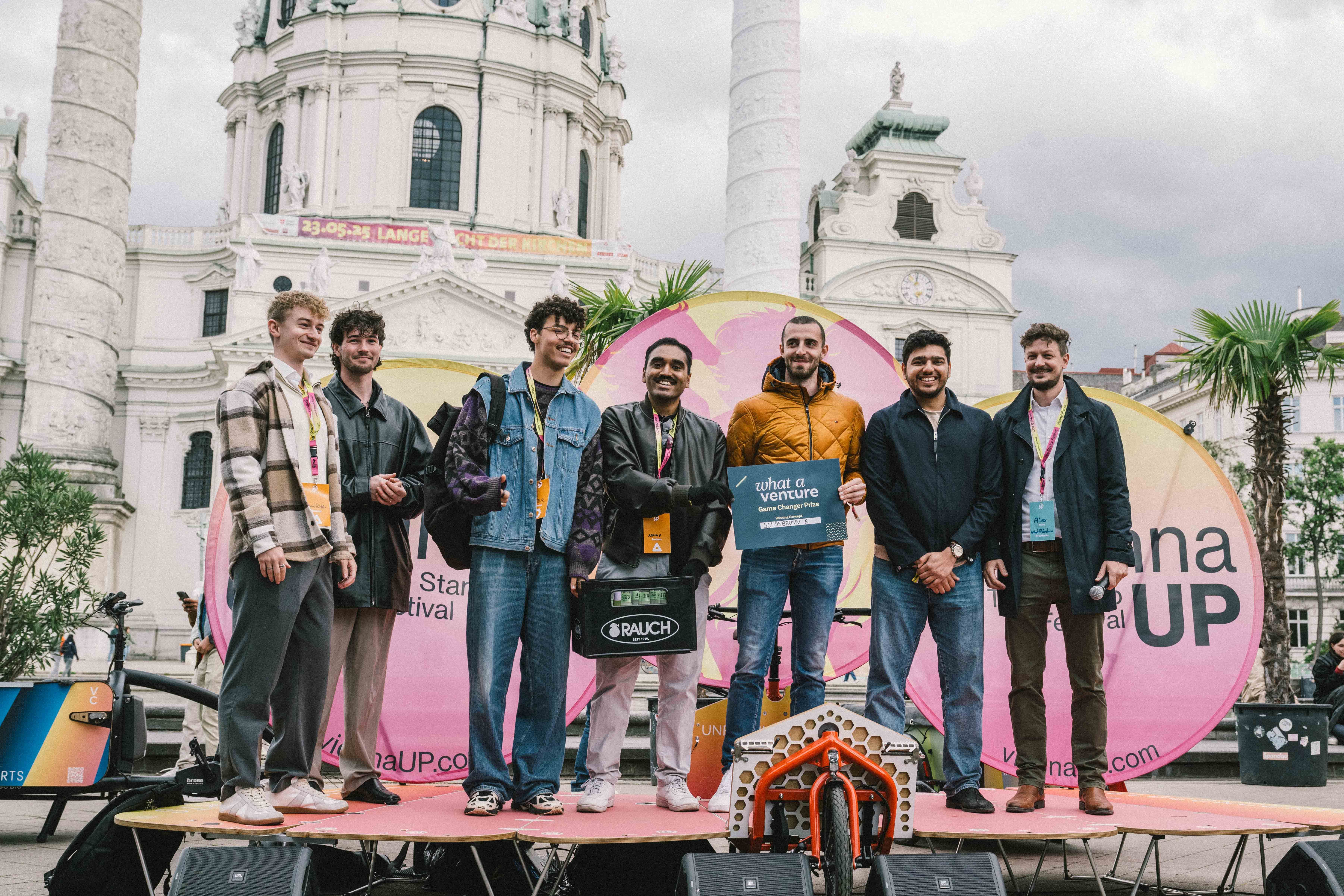 Siegerehrung vor der Karlskirche