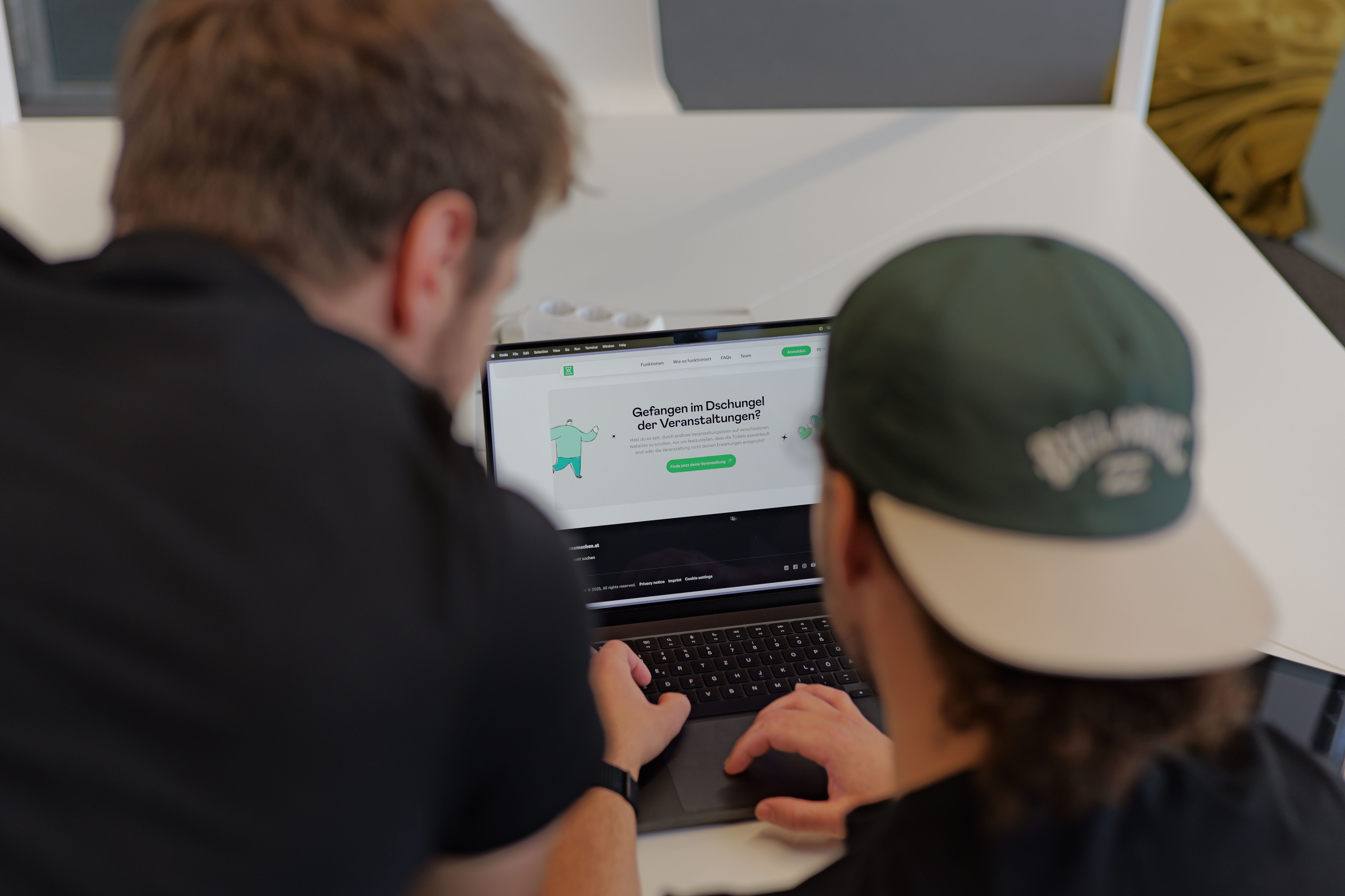 wasmachen.at two people working on a computer