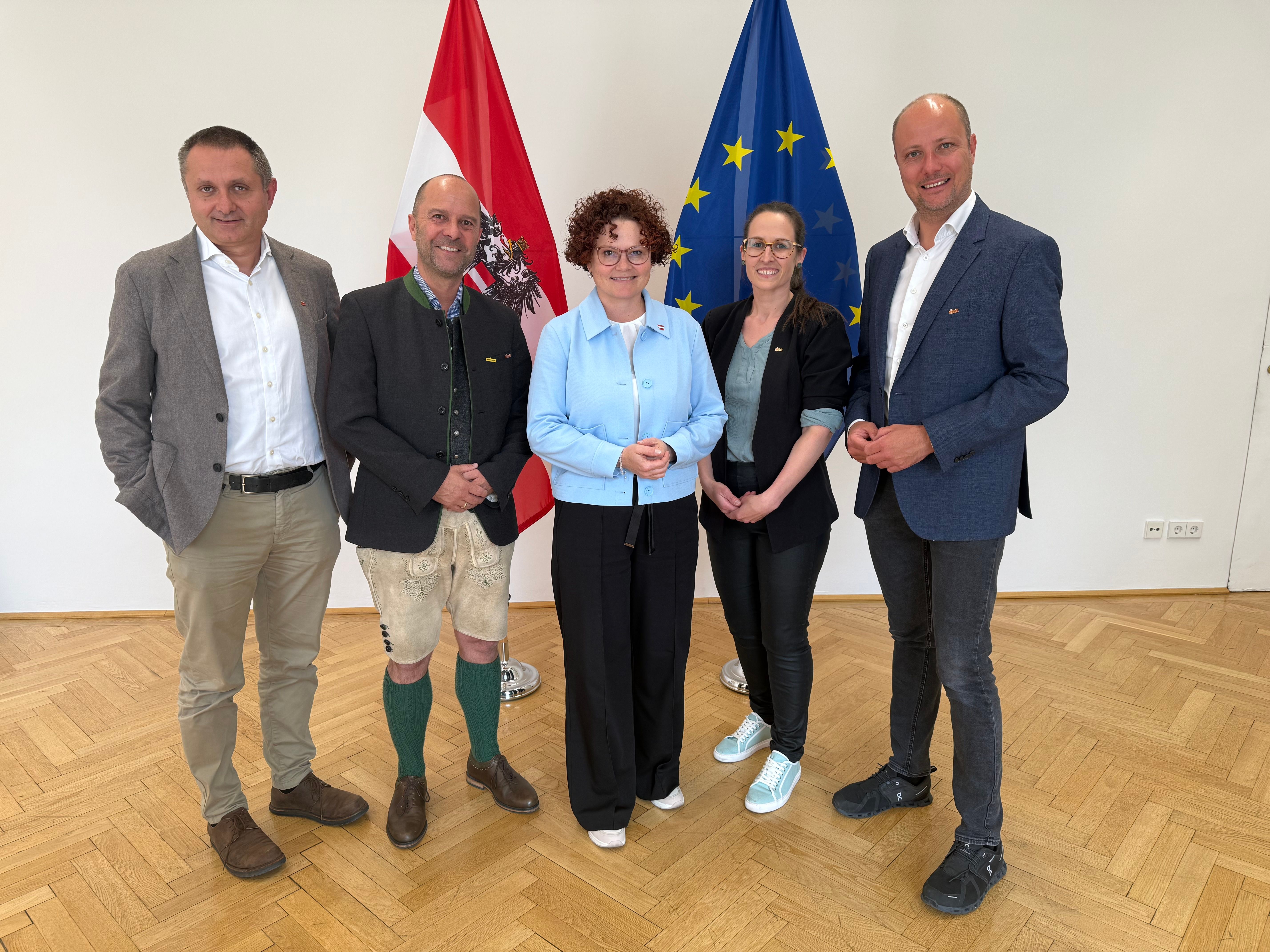 Austausch mit Staatssekretärin Zehetner.jpeg