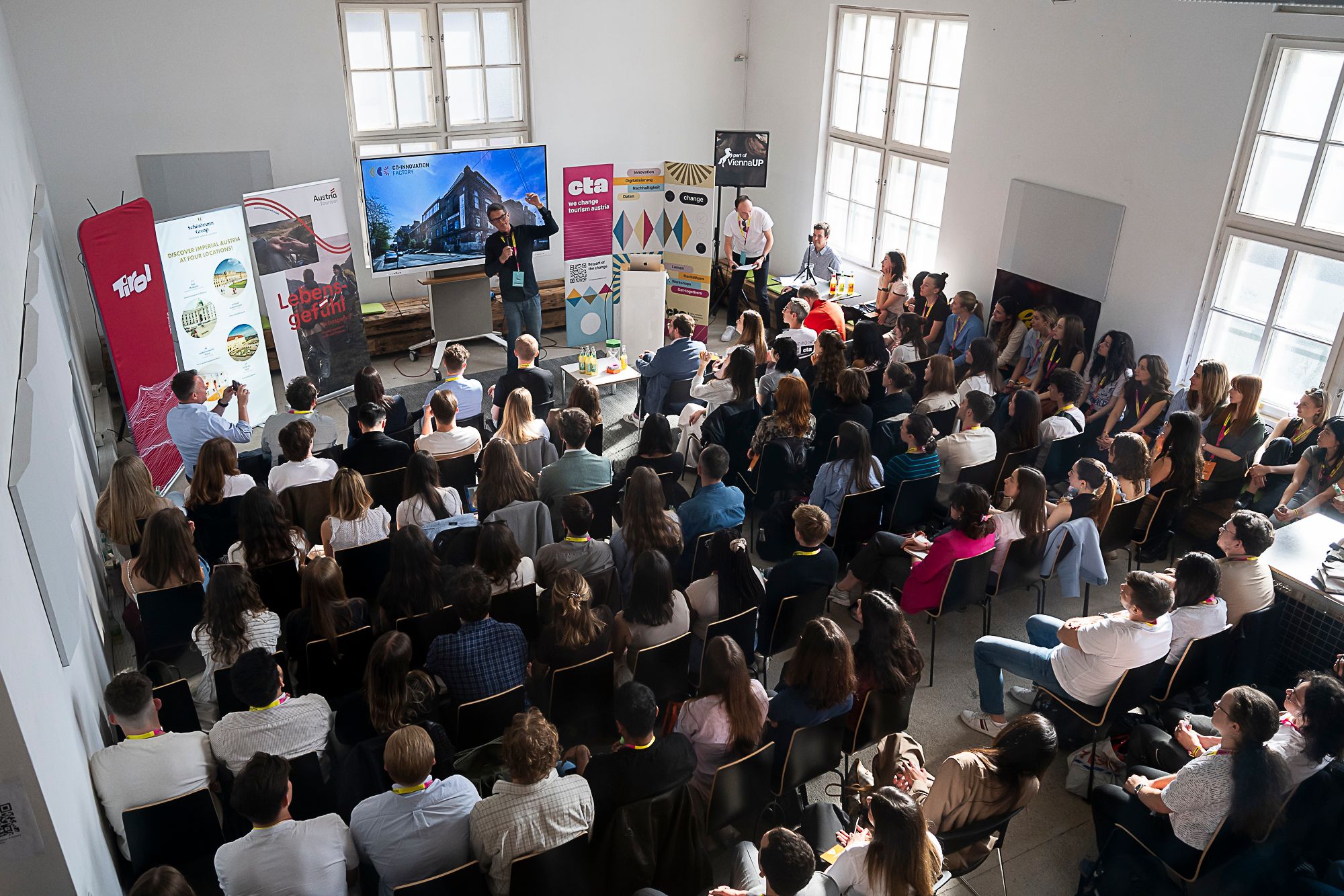 Blick von oben über die Eröffnungspräsentation 