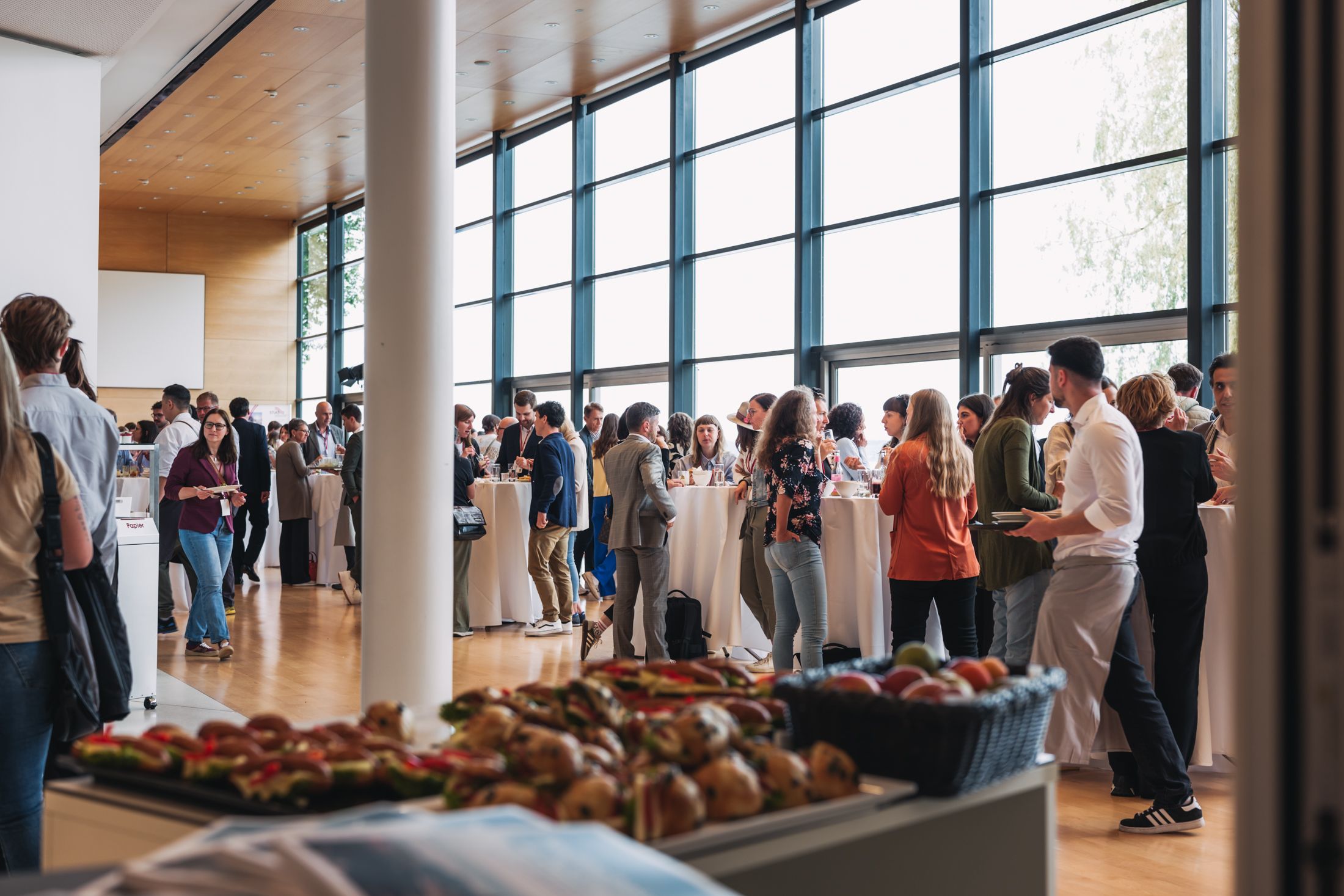 Networking in der Kaffeepause im Festspielhaus 