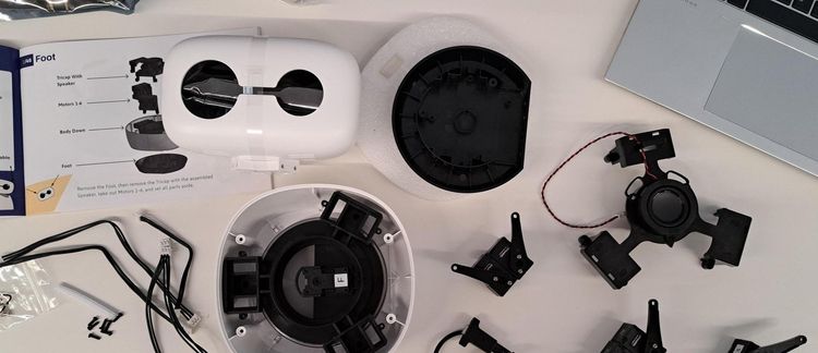 Einzelteile eines Roboters auf einen Tisch gelegt