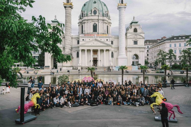 Gruppenfoto vor der Karlskirche