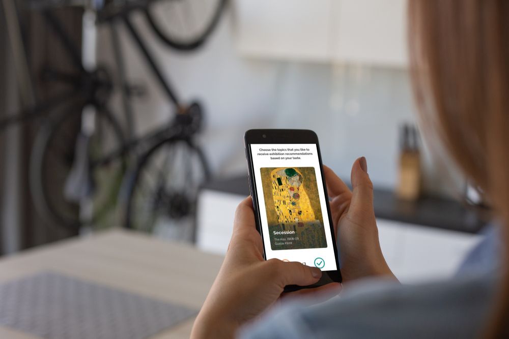 myCulture Nutzerin wählt interessante Themen aus